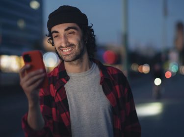 Mann benutzt seine Spar-App