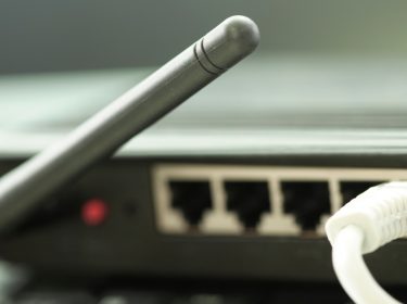 WLAN-Router mit Antenne und Ethernet-Kabel