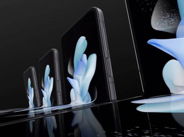 Mehrere Galaxy Z Flip4 nebeneinander im halb zugeklappten Zustand