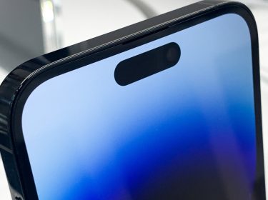 iPhone 14 mit blauem Display in Auslage im Apple Store