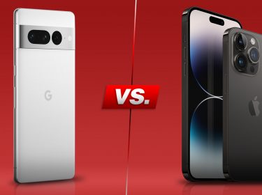 Smartphones Pixel 7 Pro und iPhone 14 Pro Max nebeneinander vor rotem Hintergrund