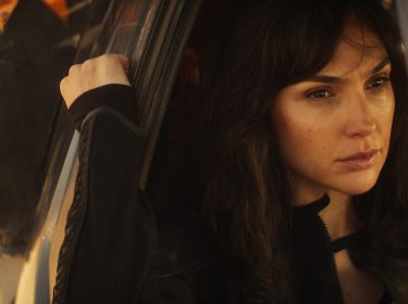 Gal Gadot sitzt im Auto