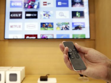 Apple TV 4K mit Siri-Fernbedienung und großem Bildschirm