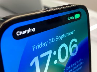 iPhone 14 in Ladenauslage, Display zeigt Akkukapazität