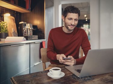 Ein Mann prüft eine unbekannte Rufnummer