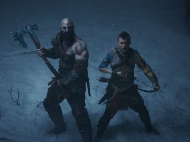 Kratos und seinen Sohn Atreus machen sich zum Kampf bereit in God of War Ragnarök