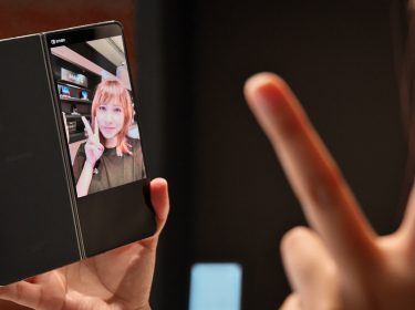 Junge Frau macht ein Selfie mit einem Galaxy Z Fold4