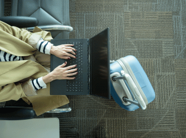 Frau reist und arbeitet im Homeoffice