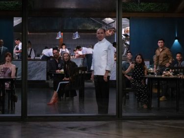 Pressefoto zu The Menu mit Darsteller Ralph Fiennes, Anya Taylor-Joy, Nicholas Hoult im Restaurant, Schauplatz des Films