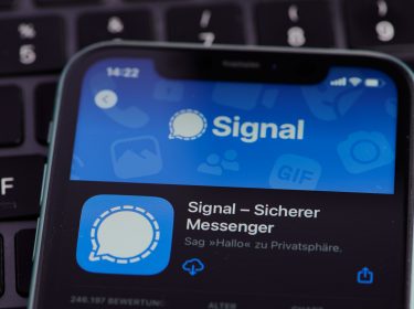 Handy mit Signal im App Store über Laptop-Tastatur