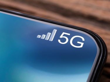 Das Bild zeigt ein Handy-Display, auf dem oben rechts das 5G-Symbol erscheint