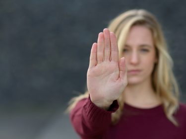 Frau zeigt Stop-Zeichen