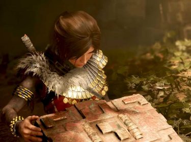 Lara Croft öffnet in Shadow of the Tomb Raider eine Schatzkiste
