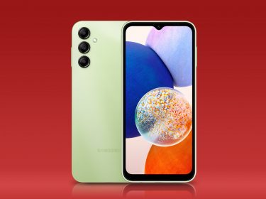 Das Smartphone Galaxy A14 5G in Grün von vorne und hinten vor rotem Hintergrund