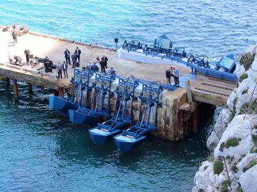 Der Floater generiert durch Wellenenergie Ökostrom.