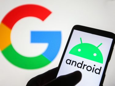 Google-Logo hinter einem Smartphone mit Android-Logo