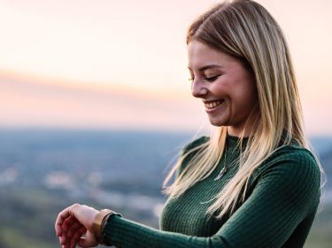 Frau schaut auf ihre Smartwatch