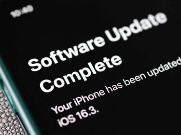 Ein iPhone, auf dem das Software-Update 16.3 installiert wurde