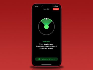 Ein iPhone 14 mit geöffneter Notruf-Satelliten-Funktion
