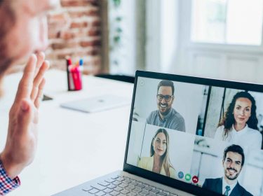 Ein Mann befindet sich in einem Online-Meeting