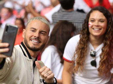 Ein junger Mann, zwei junge Frauen und ein Selfie.