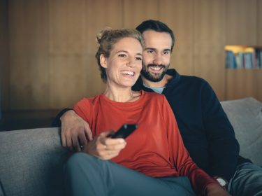 Paar schaut Fernsehen
