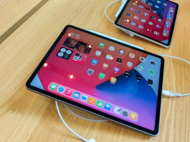 Zwei Apple iPad Pro auf Holztisch, mit Apps und neuem iPadOS 16.