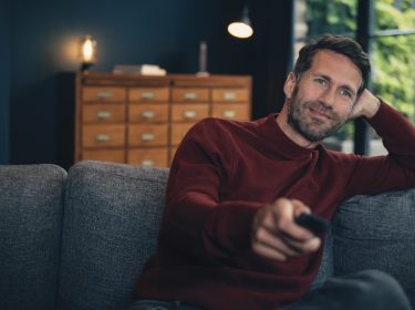 Mann mit Fernbedienung