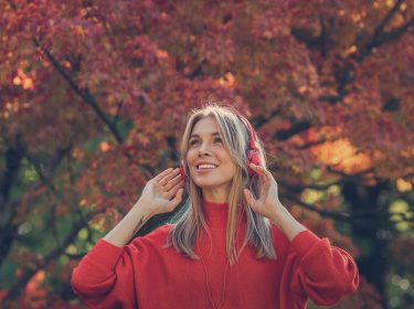 Eine Frau hört Musik mit Deezer