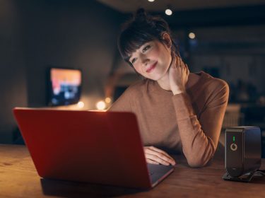 frau nutzt superwlan verstärker