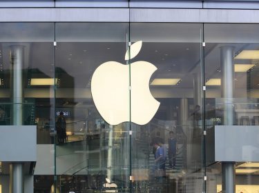 Apple-Zeichen an einem gläsernden Gebäude