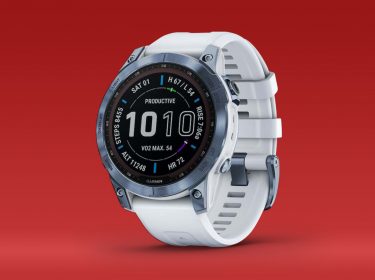 Smartwatch Garmin Fenix 7 Sapphire Solar vor rotem Hintergrund