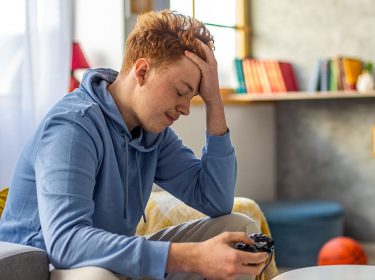 Junger Gamer gefällt das Spiel nicht