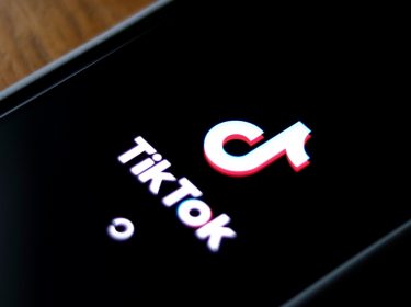 TikTok-Logo auf Smartphone-Display