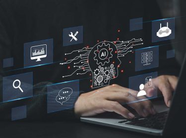 person benutzt KI-Chatbot