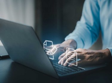 Mann benutzt DeepL Write auf Laptop