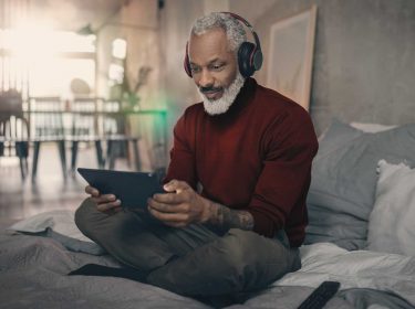 Mann schaut sein Tablet an