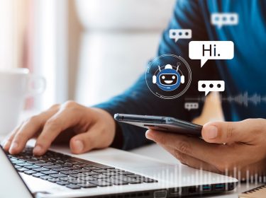 person benutzt chatbot