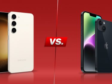 Smartphones Galaxy S23 und iPhone 14 von beiden Seiten vor rotem Hintergrund