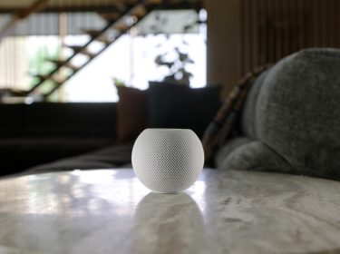 HomePod mini (weiß) auf Wohnzimmertisch