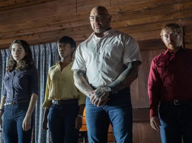 die vier fremden personen stellen die familie vor eine schwere Entscheidung