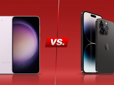 Smartphones Galaxy S23+ und iPhone 14 PRo von beiden Seiten nebeneinander vor rotem Hintergrund