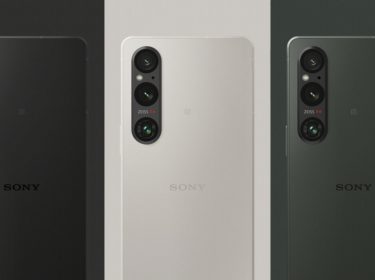 Drei Exemplare des Smartphones Sony Xperia 1 V nebeneinander in drei Farben