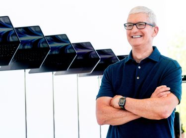 Apple-Chef Tim Cook im Sommer 2022 vor einer Reihe MacBook Airs