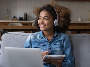 frau hört Musik am Laptop