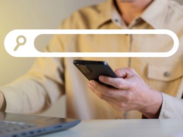 mann sucht etwas auf google