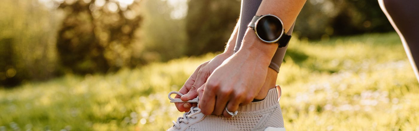 Smartwatch am Arm einer Joggerin