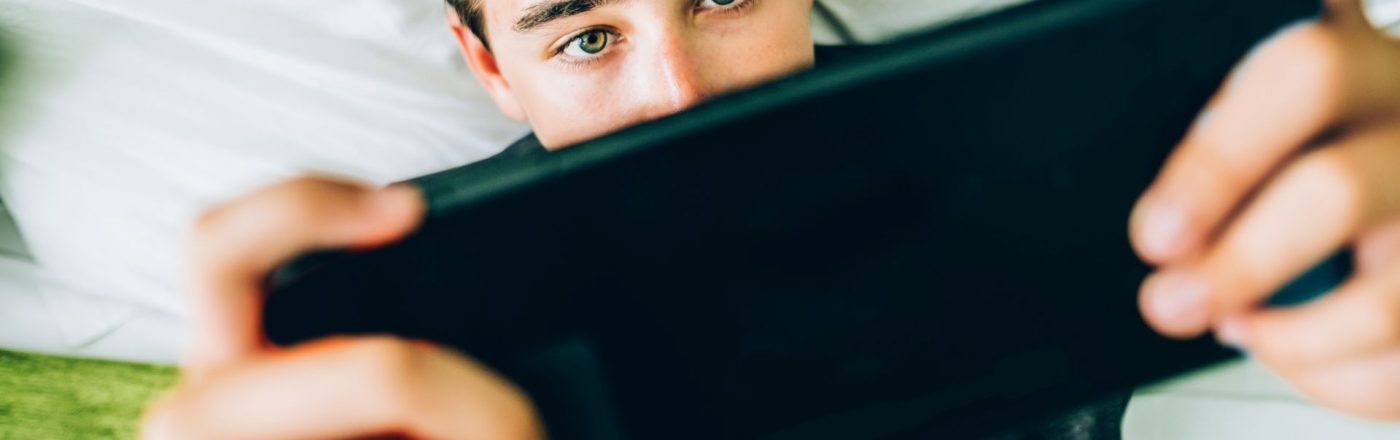 Die Nintendo Switch in der Hand halten