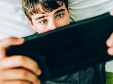 Die Nintendo Switch in der Hand halten