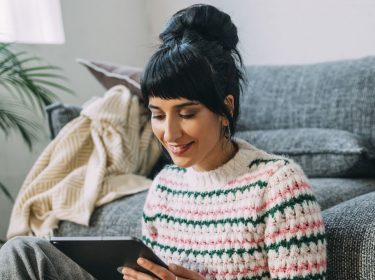 Frau hält Tablet in der Hand